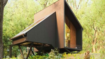 Esta pequena casa de madeira é uma reviravolta nas cabines de estrutura em A definidas pelo design biofílico