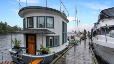 Esta pequena casa flutuante é um barco restaurado originalmente construído para a Expo’86 no Canadá