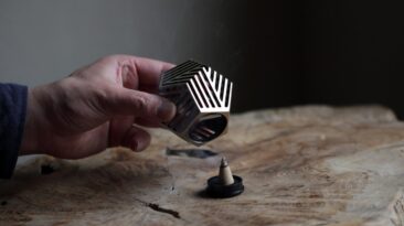 A ‘gaiola’ de cone de incenso de inspiração zen parece interessante mesmo quando não está em uso