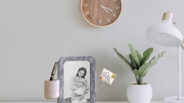Esta moldura modular de mármore traz utilidade e charme brutalista à sua mesa
