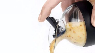 Este pequeno shaker + pourer de molho para salada é tudo que você precisa para evitar desastres com garoa em sua cozinha