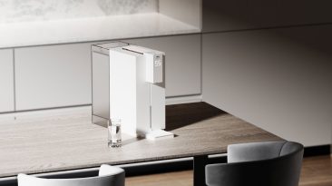 O conceito minimalista de dispensador de água fica em sua mesa ou mesa para fácil acesso