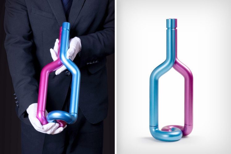 Estas garrafas peculiares exploram a silhueta icônica das garrafas de vinho, imitando o contorno Estas garrafas peculiares exploram a silhueta icônica das garrafas de vinho, imitando o contorno