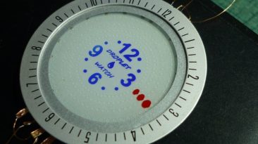 Relógio DIY exclusivo move gotas de líquido para indicar as horas