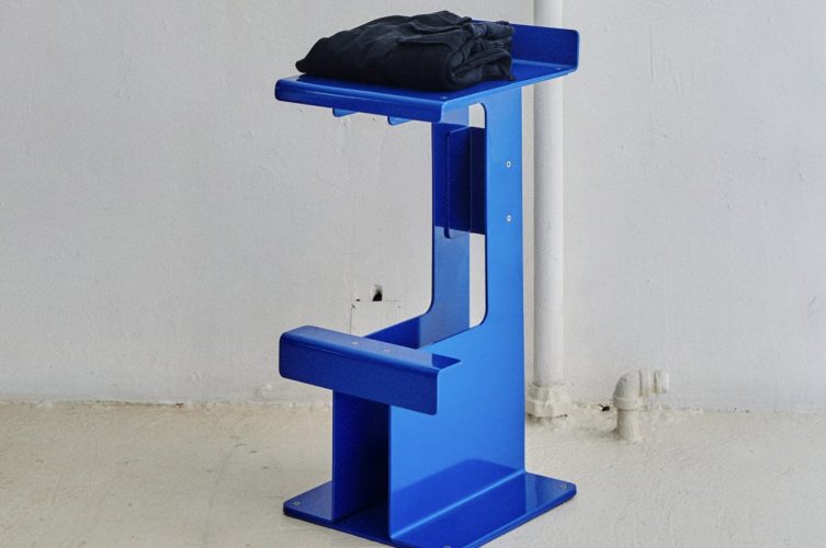 Banco De Bar Metálico Mínimo Celebra A Crueza Do Alumínio E Um Sistema De Construção Simples Banco De Bar Metálico Mínimo Celebra A Crueza Do Alumínio E Um Sistema De Construção Simples