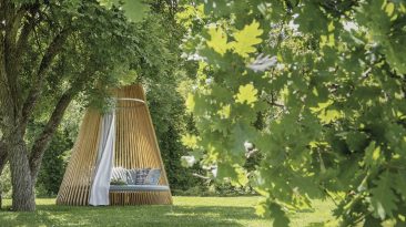 A aconchegante e serena espreguiçadeira Hut é o design de móveis de exterior perfeito para o seu quintal