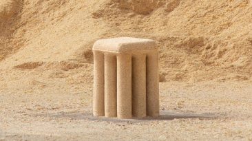 Banquinho reciclável feito de restos de batata e serragem pode ser usado como lenha