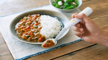 Colher elétrica amiga da dieta aumenta o sabor salgado dos alimentos sem sal real