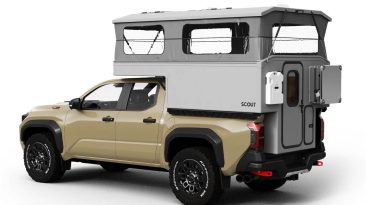 Este trailer leve para caminhões de médio porte possui mecanismo pop-top de expansão automática para maximizar o espaço livre