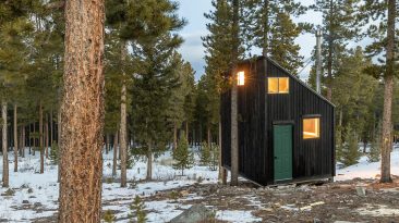 Esta cabana ecológica fora da rede na floresta é uma exploração em práticas de construção sustentável