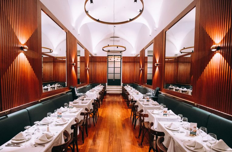 TRÊS MESAS, TRÊS DESTINOS: SABORES FRANCESES E TRADIÇÃO PORTUGUESA PARA ENTRAR EM 2026